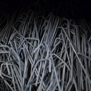 2 small hooks in steel wire