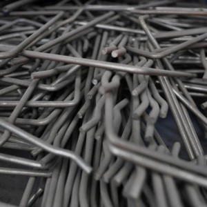 3 small hooks in steel wire